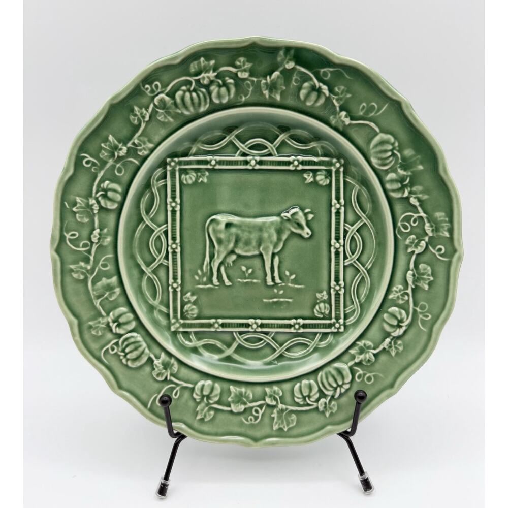 Bordallo Pinheiro Green Majolica Farm Cow Luncheon Plate 9” Pumpkin Rim Portugal